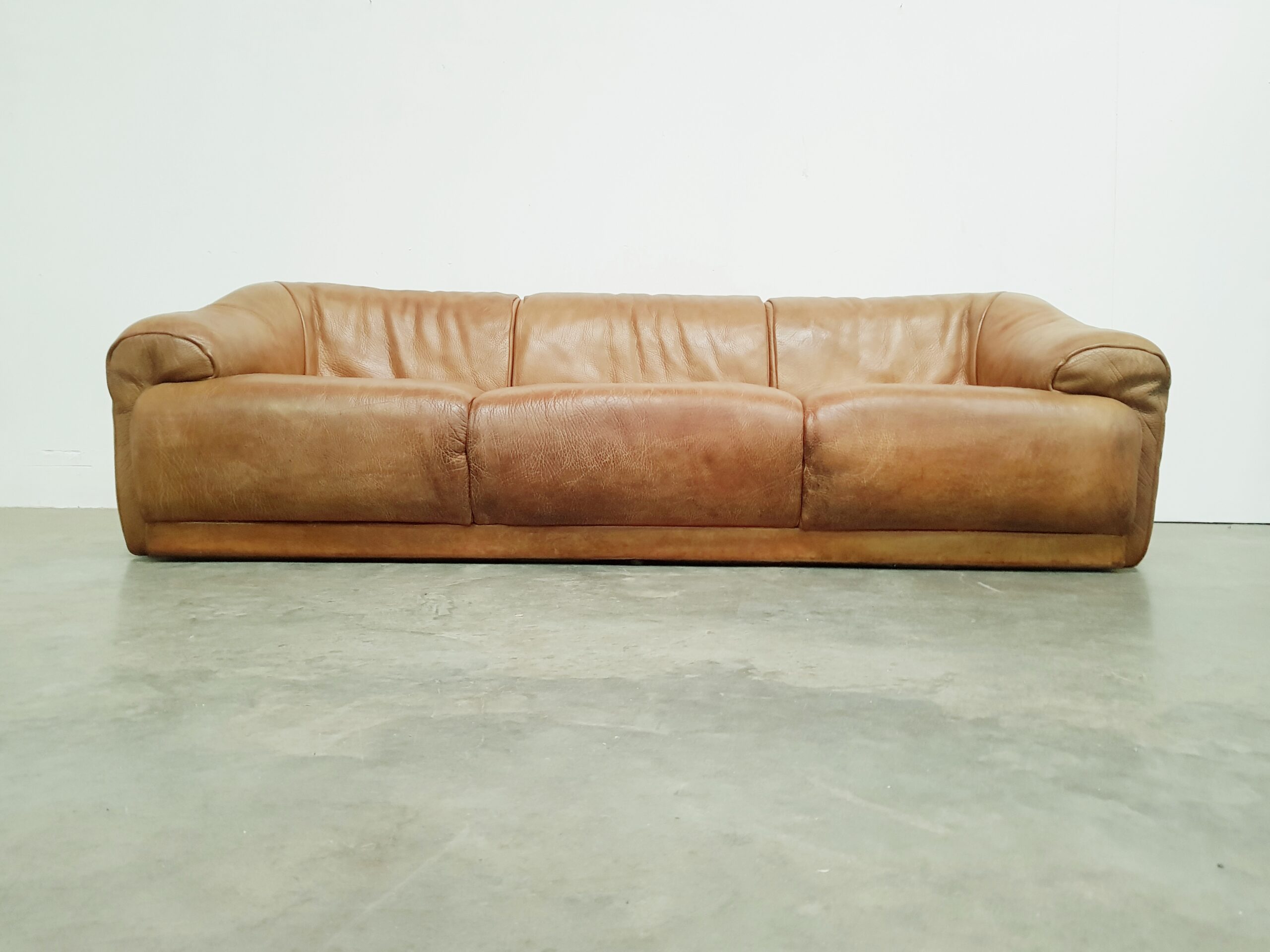 Beginner Handvol bedenken Vintage cognac brown Buffalo Neck Leather Sofa, 1970s – SitonVintage