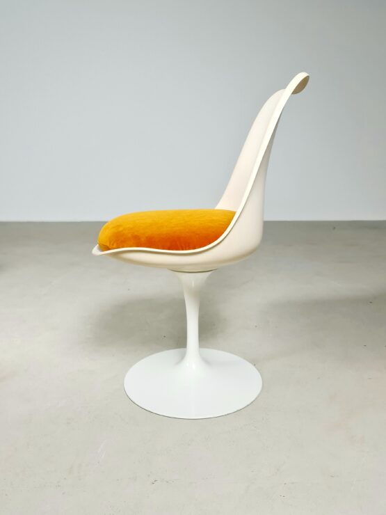 Eero Saarinen Tulip chair, Knoll