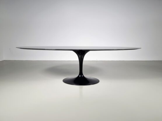 Eero Saarinen Tulip table, Knoll
