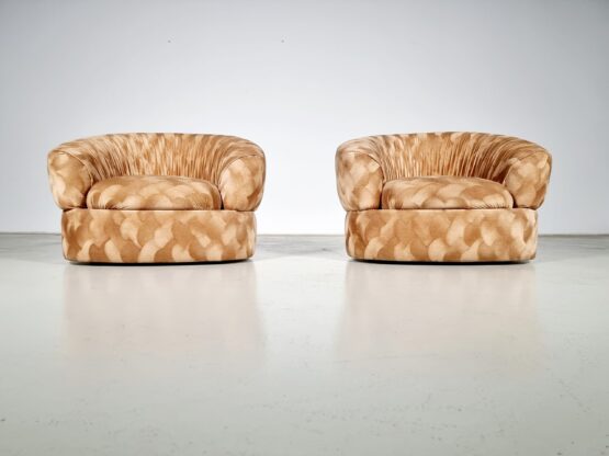 Pair of Mid-Century Modern Italian original gold/beige Velvet Lounge Chairs - Image 3