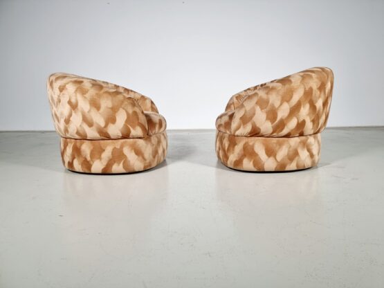 Pair of Mid-Century Modern Italian original gold/beige Velvet Lounge Chairs - Image 4
