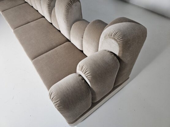 Dromadaire sectional sofa in beige mohair velvet by Hans Hopfer for Roche Bobois, 1970's - Image 9