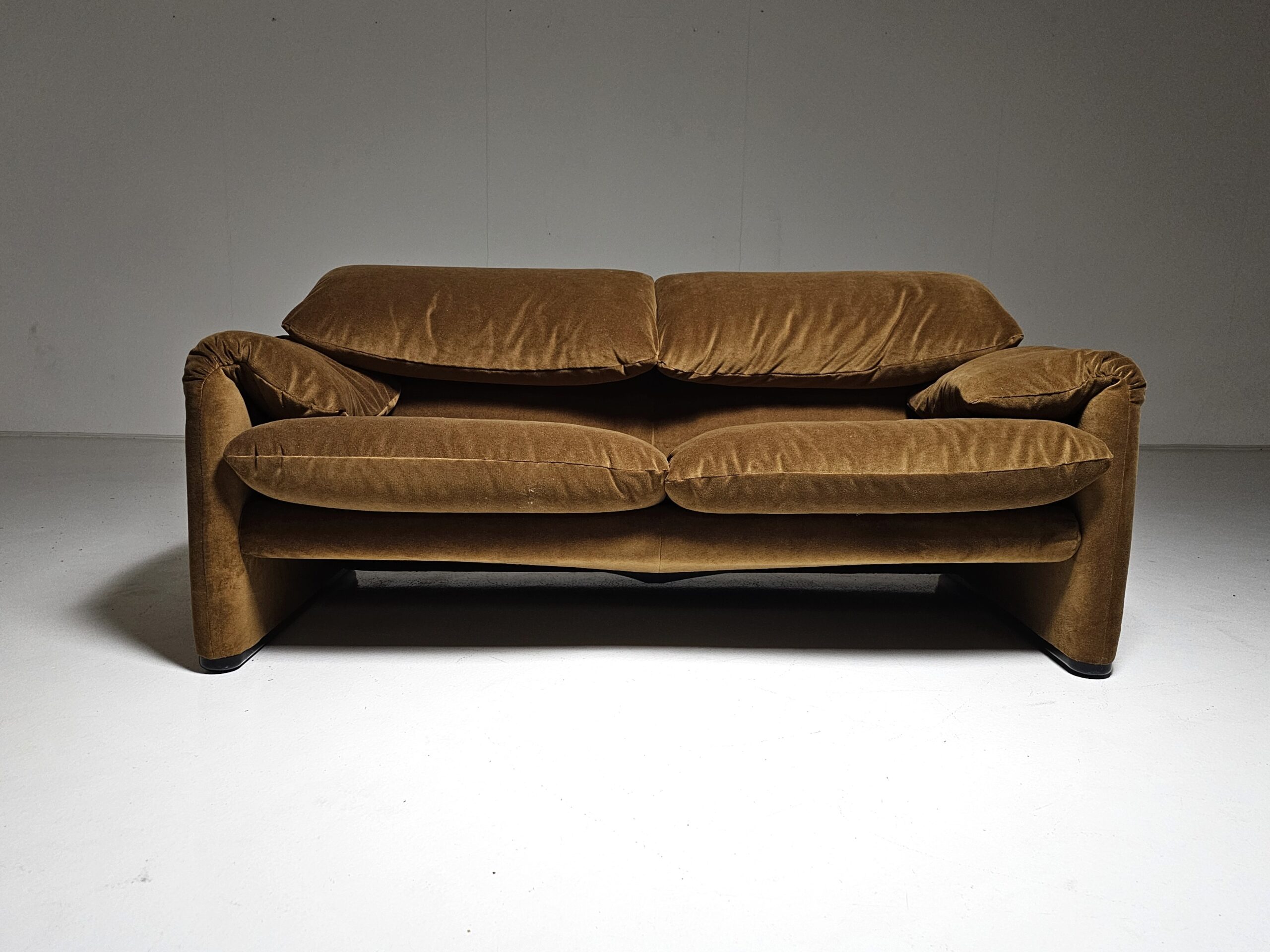 Maralunga sofa, Vico Magistretti, Cassina