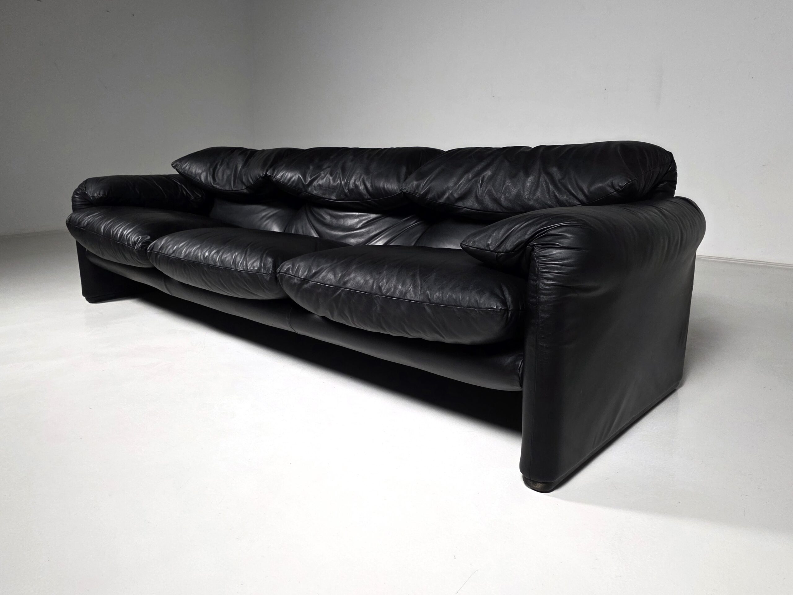 Maralunga sofa , Vico Magistretti, Cassina , black leather