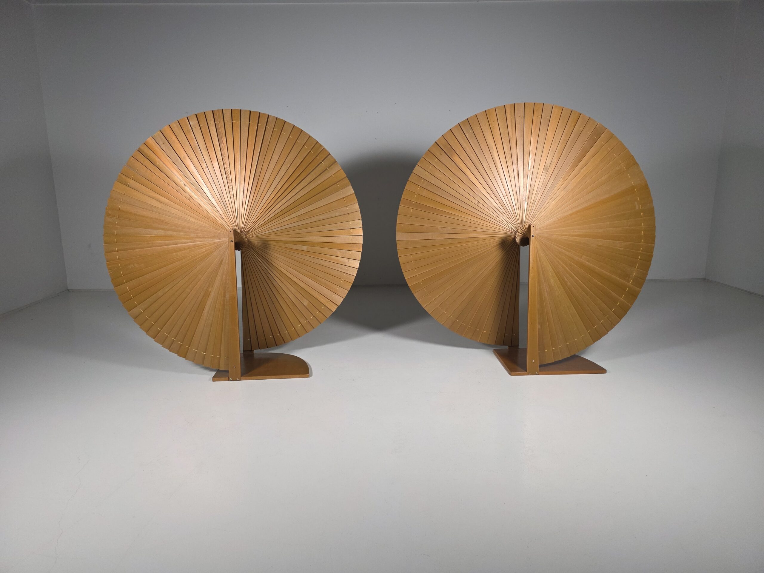 round paravant/roomdivider in wood