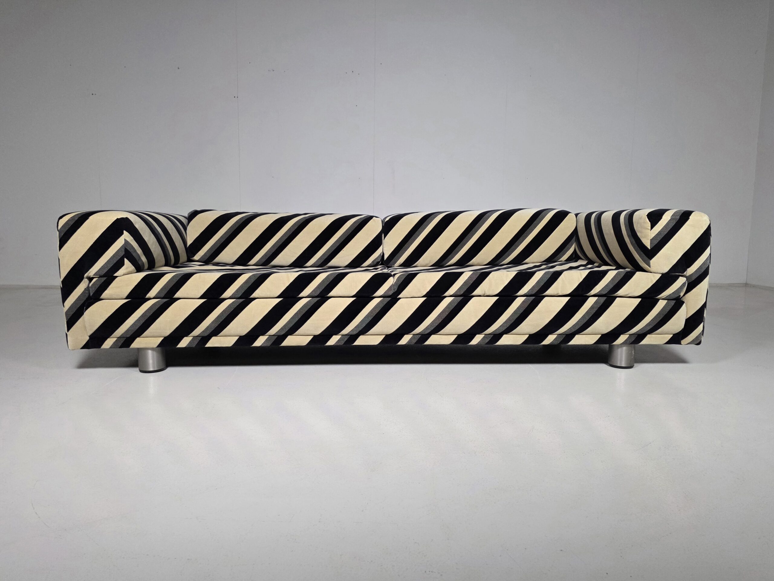 Howard Keith, Diplomat sofa