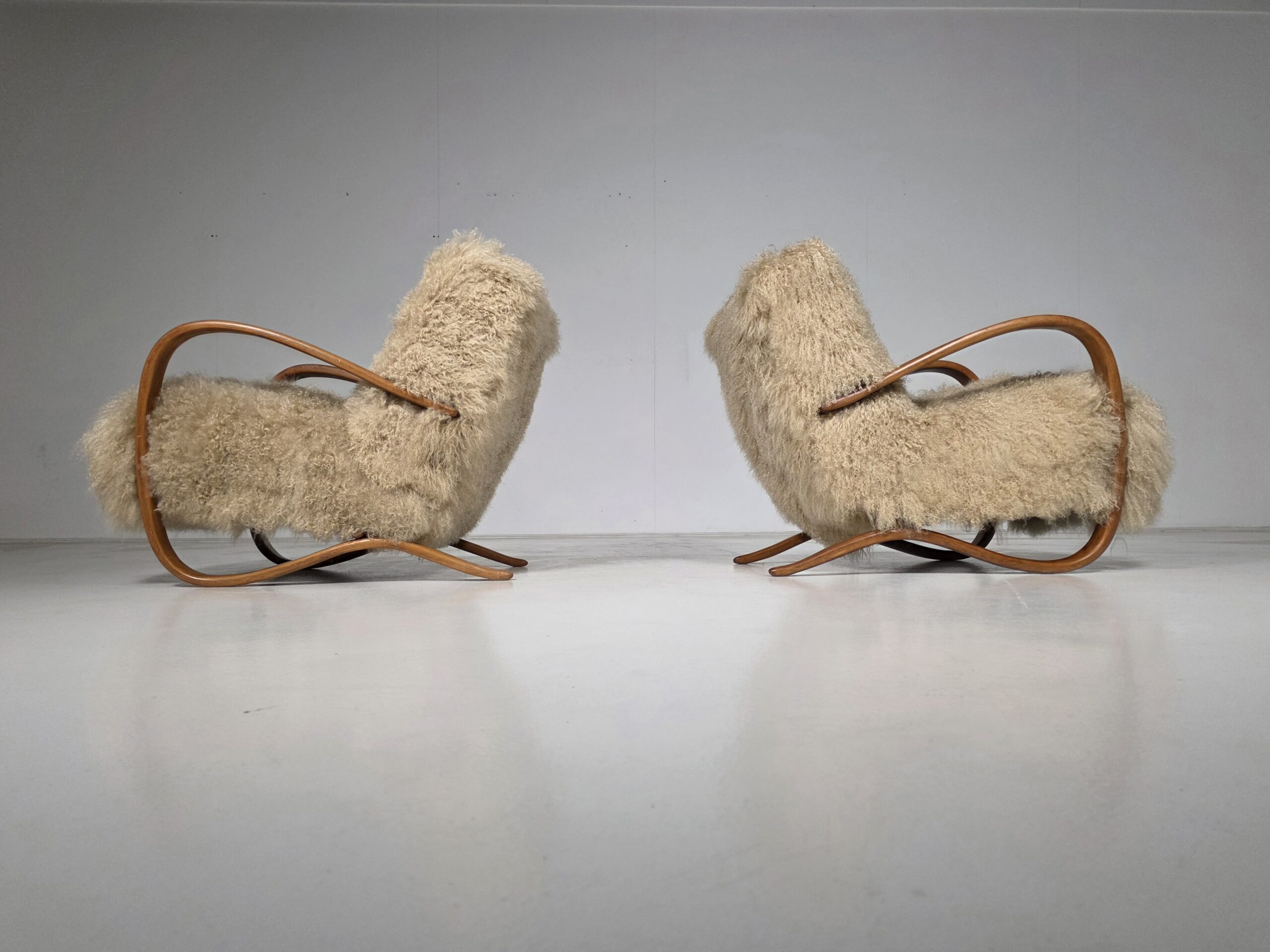 Jindrich Halabala sheepskin H269 chair