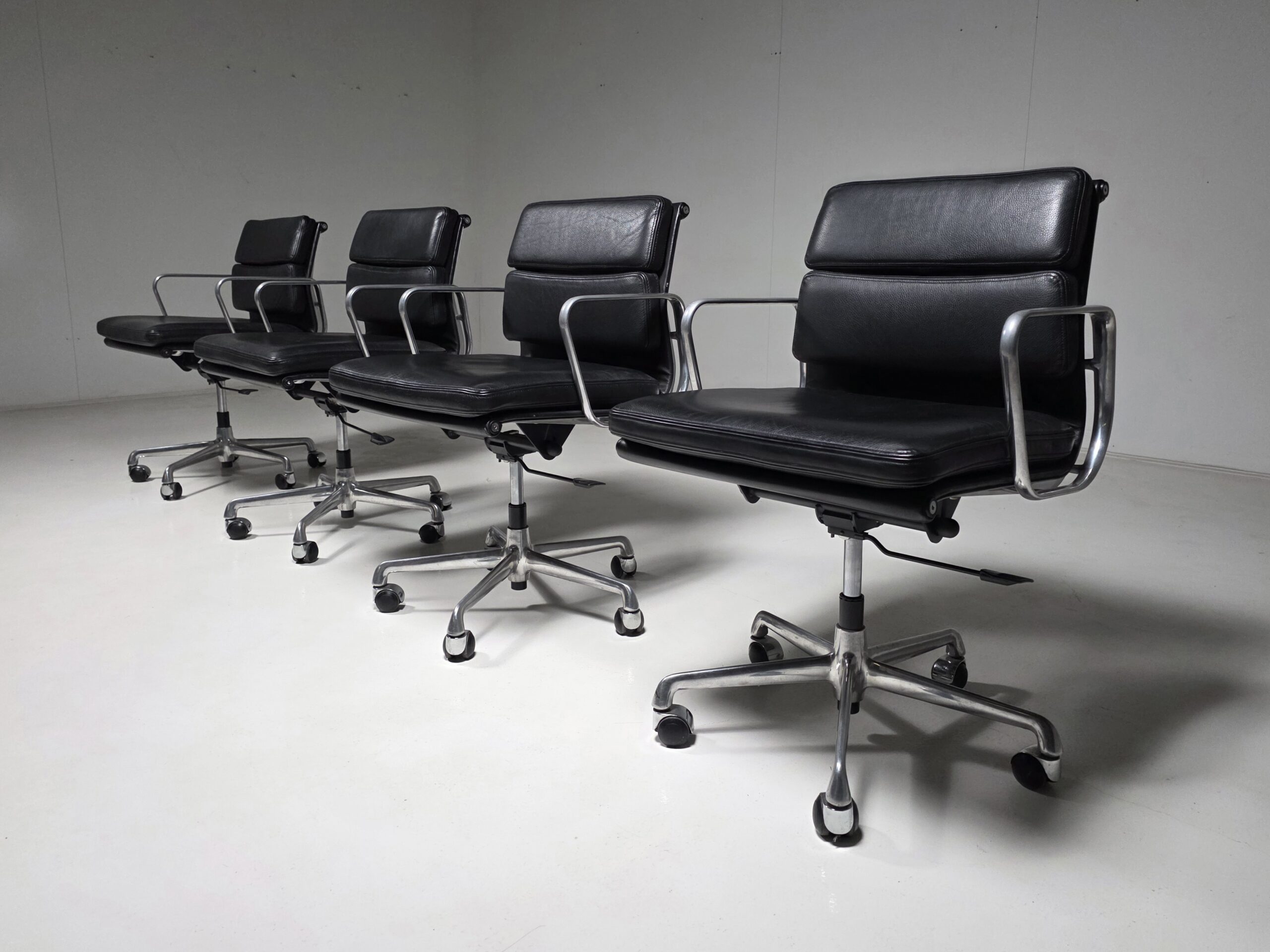 Eames Soft Pad Chair, EA 217, Herman Miller, ICF Padova