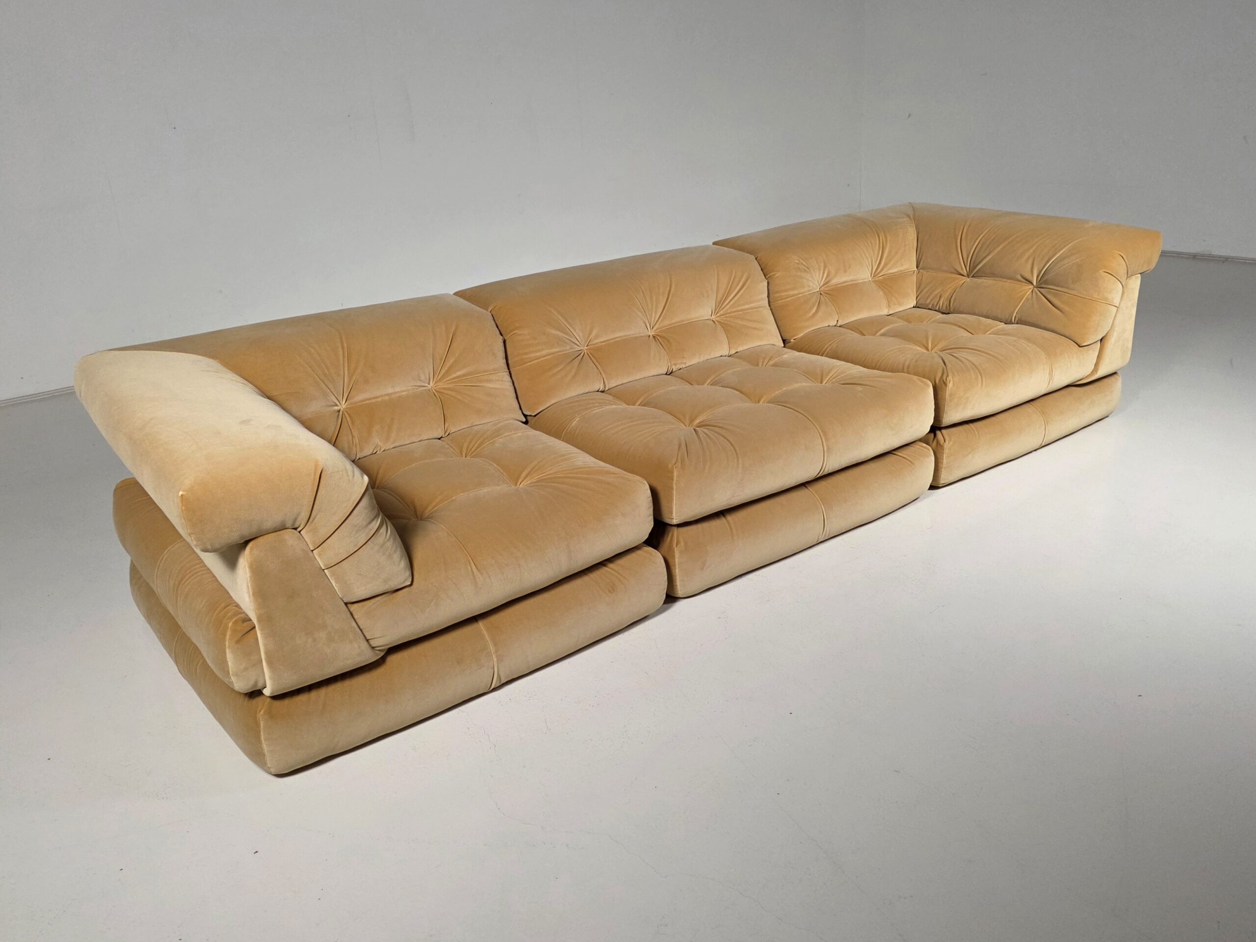 Early edition Mah Jong sofa by Hans Hopfer for Roche Bobois